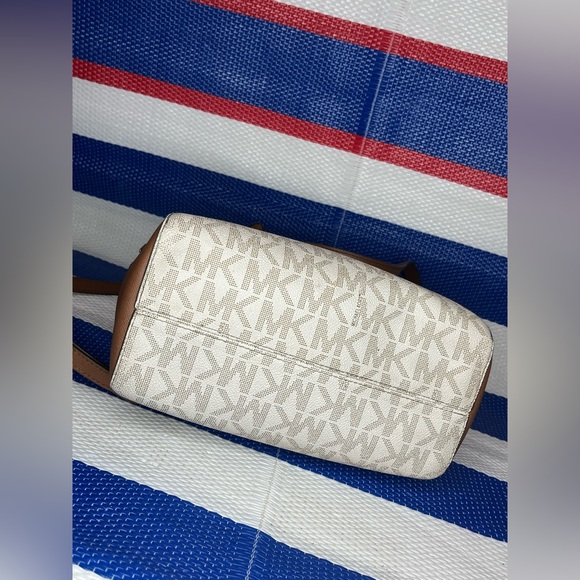 🎉Michael Kors Ciara Vanilla Acorn Convertible Signature Monogram Messenger Bag - Picture 6 of 15